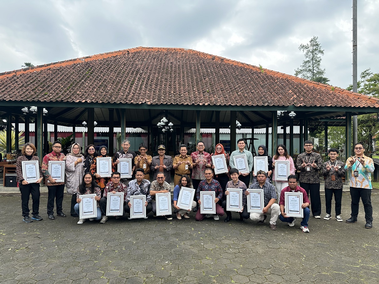 Pelaku usaha pariwisata Wonosobo menerima sertifikat CHSE dari Disparbud Wonosobo pada Senin (9/2/2026).