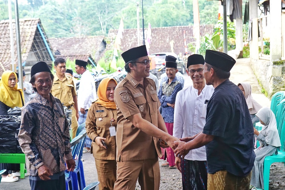 Bupati Magelang Grengseng Pamuji saat menghadiri kegiatan tasyakuran pembangunan sekaligus akhirussanah TPA Al-Manar di Dusun Jenekan, Desa Sugihwaras, Grabag.