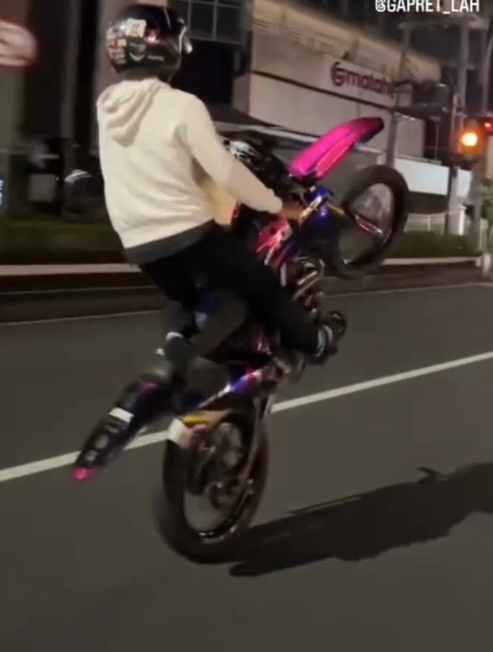 Aksi freestyle motor yang dilakukan sejumlah pemuda di Jalan Ahmad Yani, dekat Alun-alun Kota Magelang.