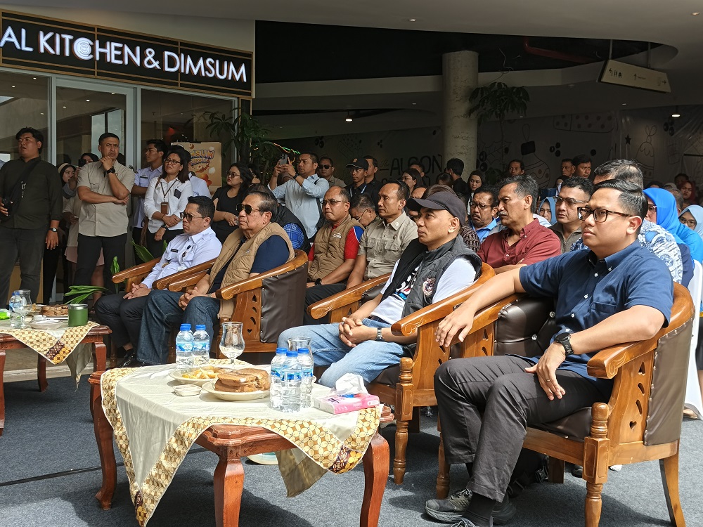 Presiden ke-6 Susilo Bambang Yudhoyono dan Wali Kota Magelang Damar Prasetyono menyaksikan musikalisasi puisi di The Aloon-aloon Magelang.