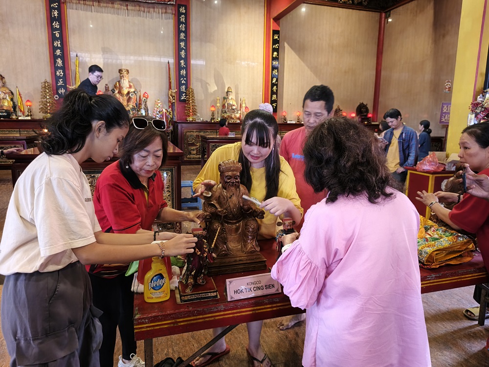 Umat Tri Dharma TITD Liong Hok Bio Kota Magelang membersihkan patung dewa-dewi menyambut tahun baru Imlek 2026, Rabu (11/2/2026).