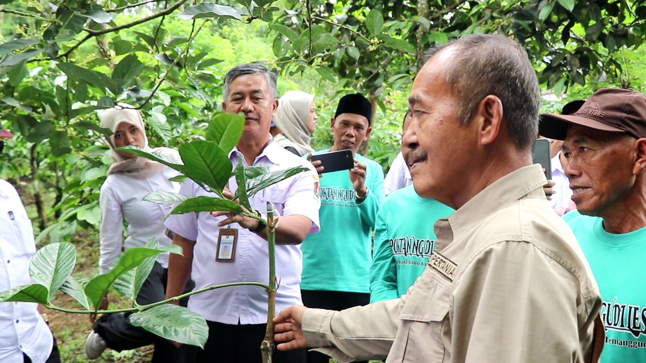 Kunjungan Bupati Kepahiang, Provinsi Bengkulu, Zurdi Nata (kemeja putih), ke Desa Kertosari, Jumo, Temanggung untuk belajar pengelolaan kopi petik merah.