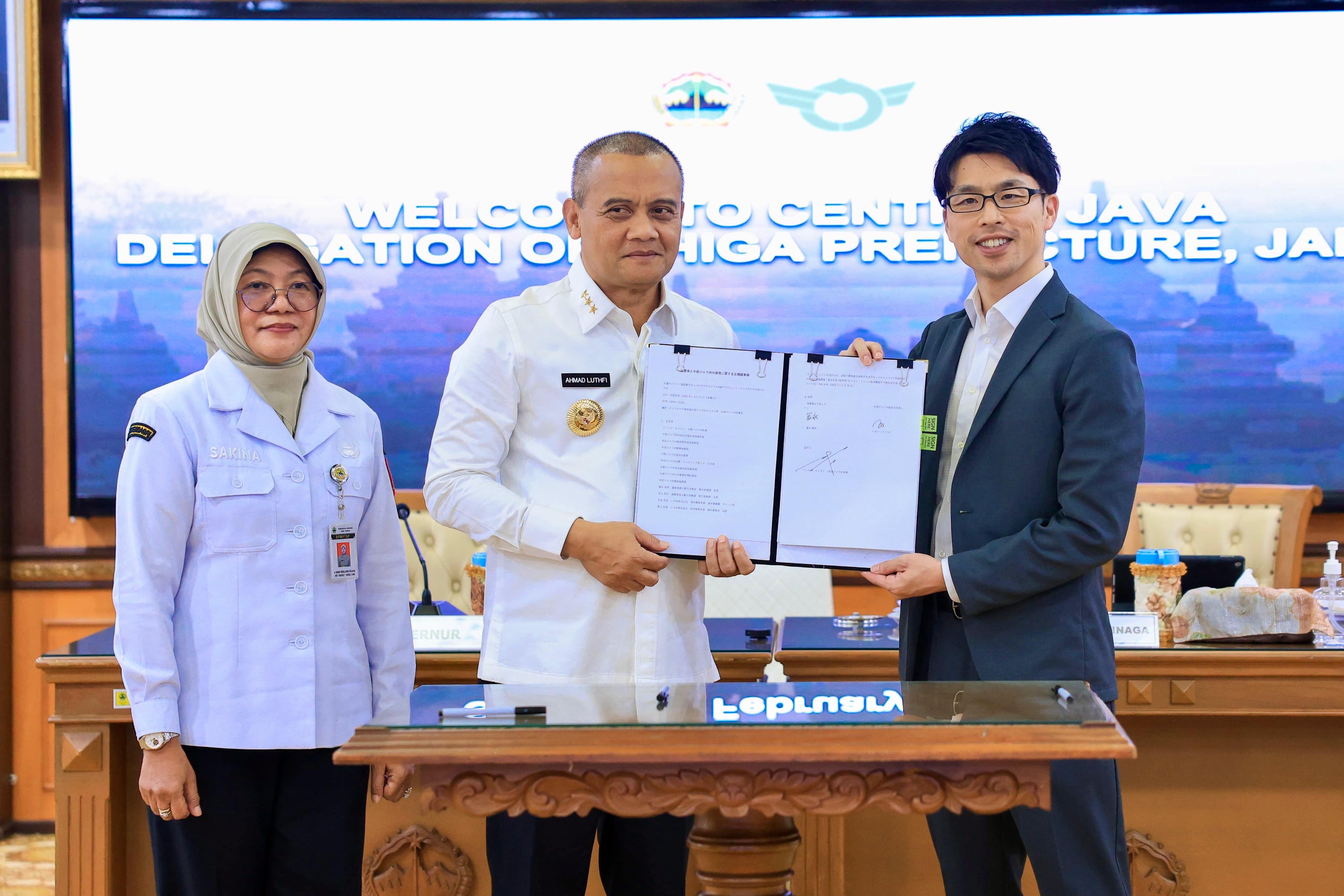 Gubernur Jawa Tengah Ahmad Luthfi dan Delegasi Prefektur Shiga menunjukkan dokumen kerja sama pengelolaan danau berbasis green economy di Kantor Gubernur, Rabu (11/2/2026).