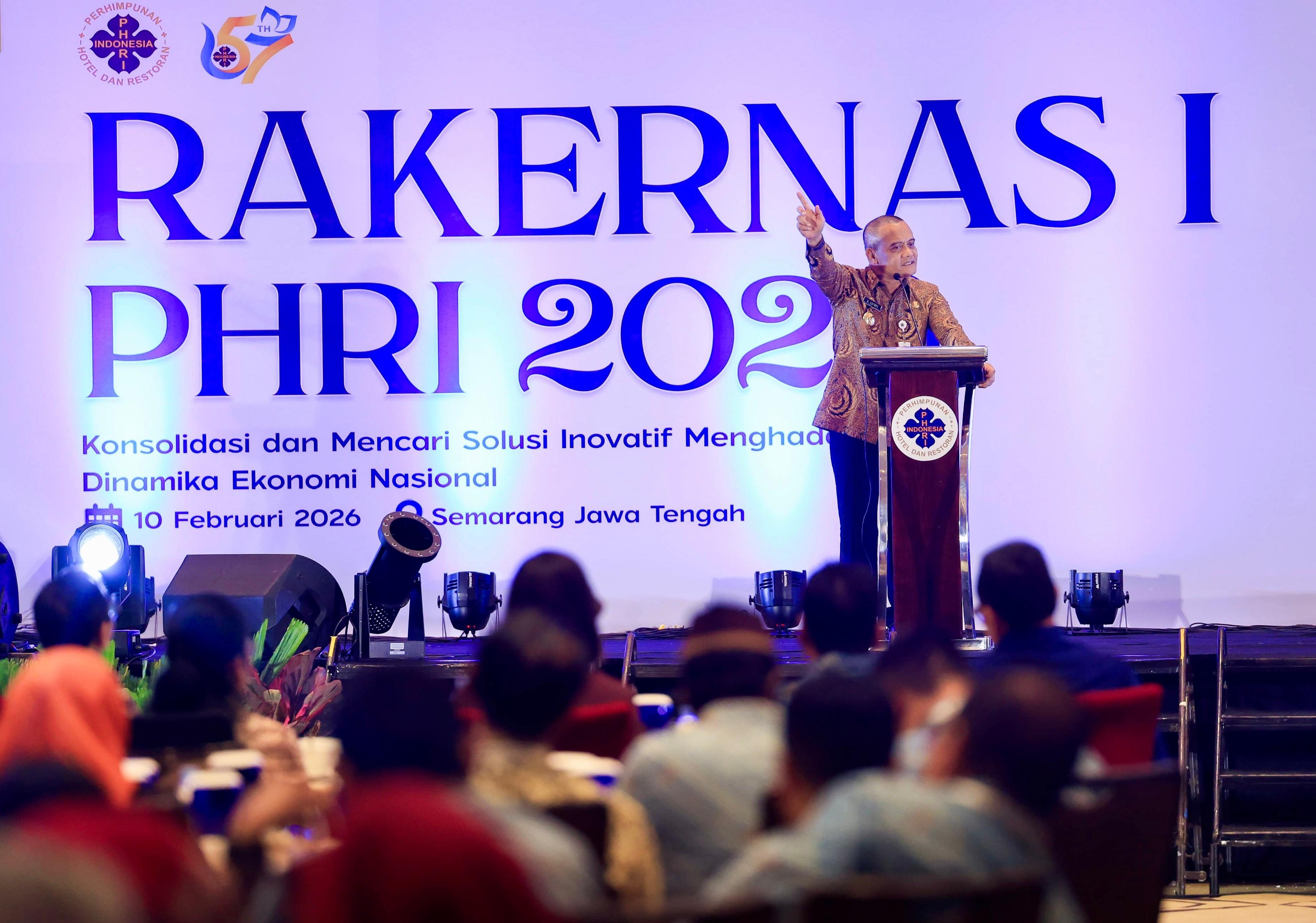 Gubernur Jawa Tengah Ahmad Luthfi  ketika membuka Rakornas I PHRI di Hotel PO, Kota Semarang, Selasa (10/2/2026).