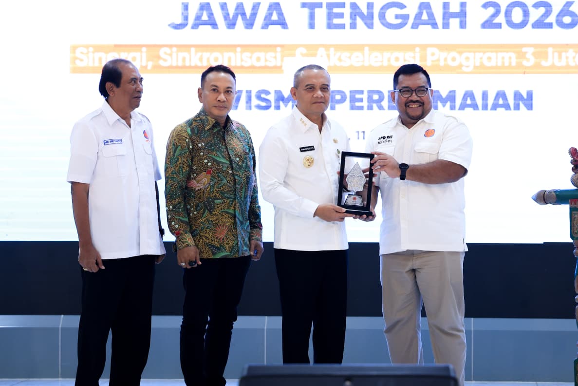 Gubernur Ahmad Luthfi  menerima cindera mata saat pembukaan Rakerda DPD REI Jateng di Wisma Perdamaian, Kota Semarang, Rabu (11/2/2026).