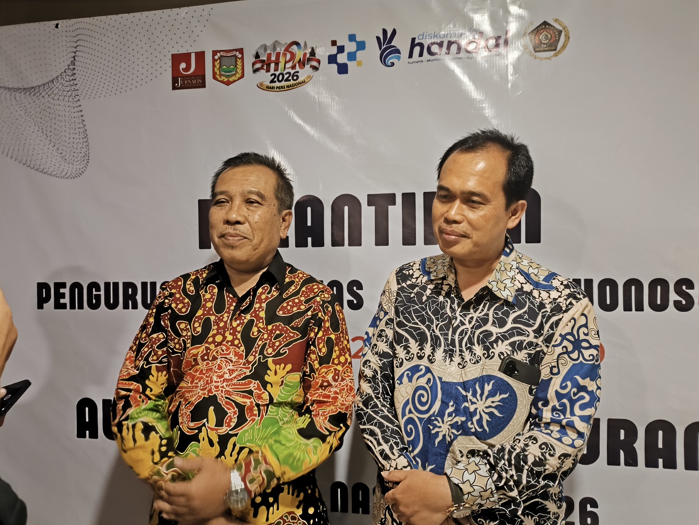 Direktur Administrasi dan Keuangan Perumda Tirta Aji Wonosobo Nur Azis (kiri) dalam konferensi pers.
