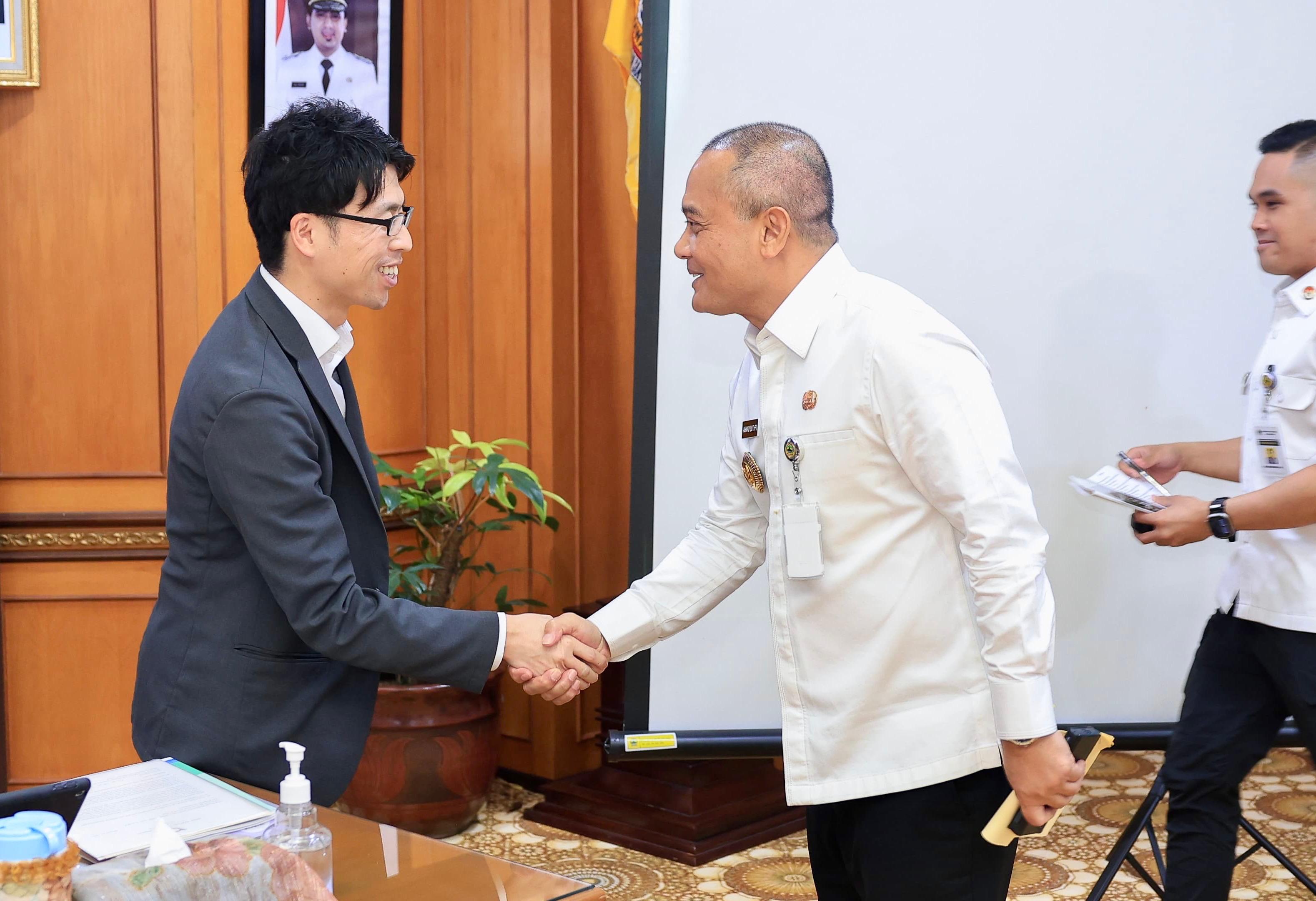 Gubernur Ahmad Lutfhi menyambut Ketua Tim Delegasi Perdagangan, Perindustrian, Pariwisata, dan Tenaga Kerja Prefektur Shiga, Takeshi Tominaga.