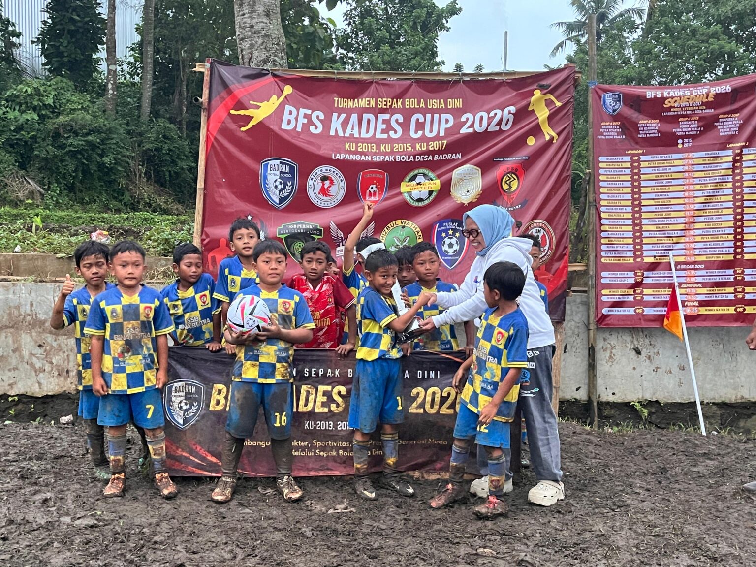 Para juara mendapat trofi dan pembinaan dari Pemdes Badran dalam Turnamen Sepak Bola Usia Dini Kades Cup 2026.