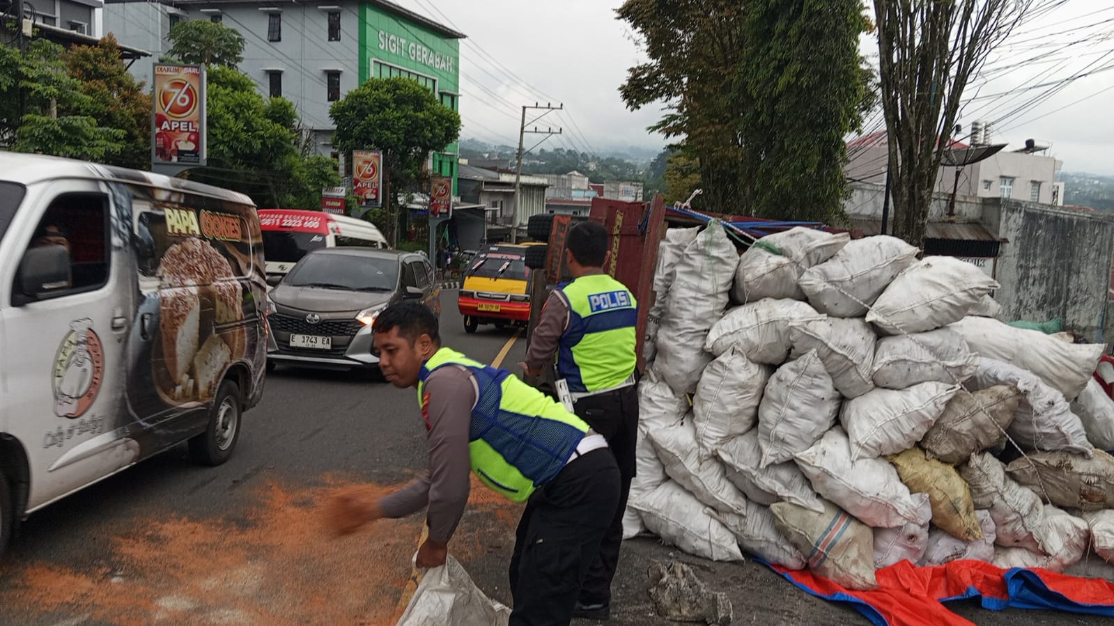 Petugas tengah menangani kecelakaan di Jl S. Parman Wonosobo, Kamis (12/2/2026).