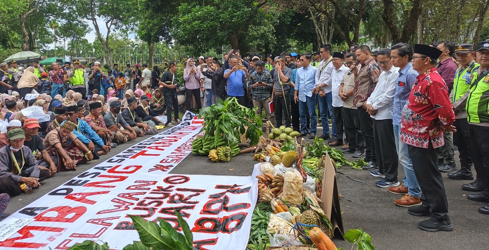 Ratusan warga Desa Sambeng, Kecamatan Borobudur, Kabupaten Magelang saat menggeruduk kantor DPRD Kabupaten Magelang, Kamis (12/2/2025). Mereka diterima Ketua DPRD Kabupaten Magelang Sakir.