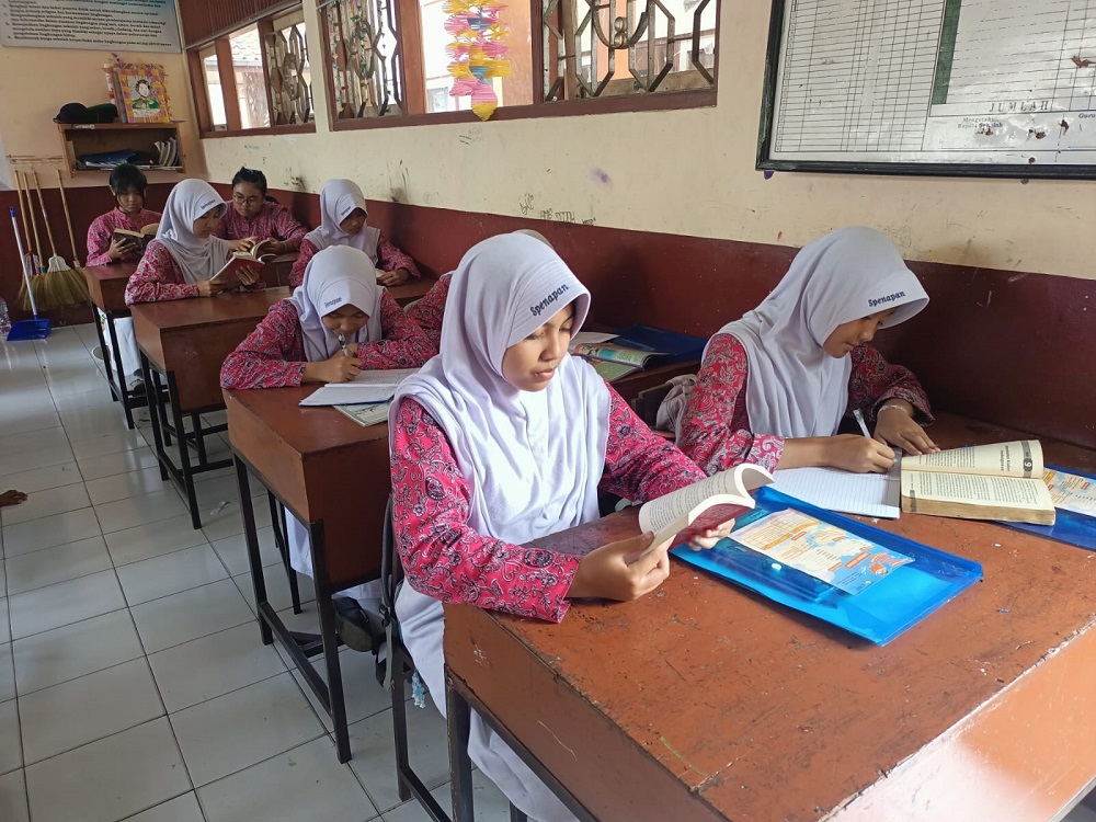 Setiap Kamis pukul 06.30-07.00, para siswa SMPN 8 Magelang membaca buku dan meringkas buku yang dibaca.
