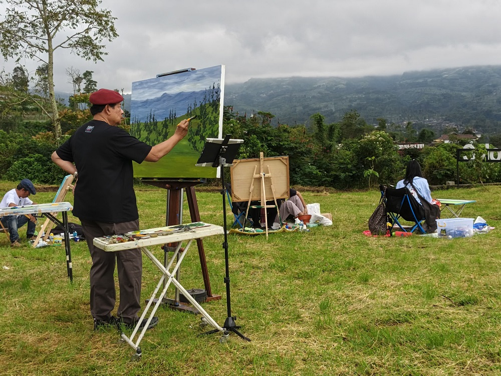 Presiden ke-6 SBY tampak menikmati setiap detail proses melukis bareng di Wonolelo Hill Camp, Sawangan, Kabupaten Magelang, Kamis (12/2/2026 ) pagi.