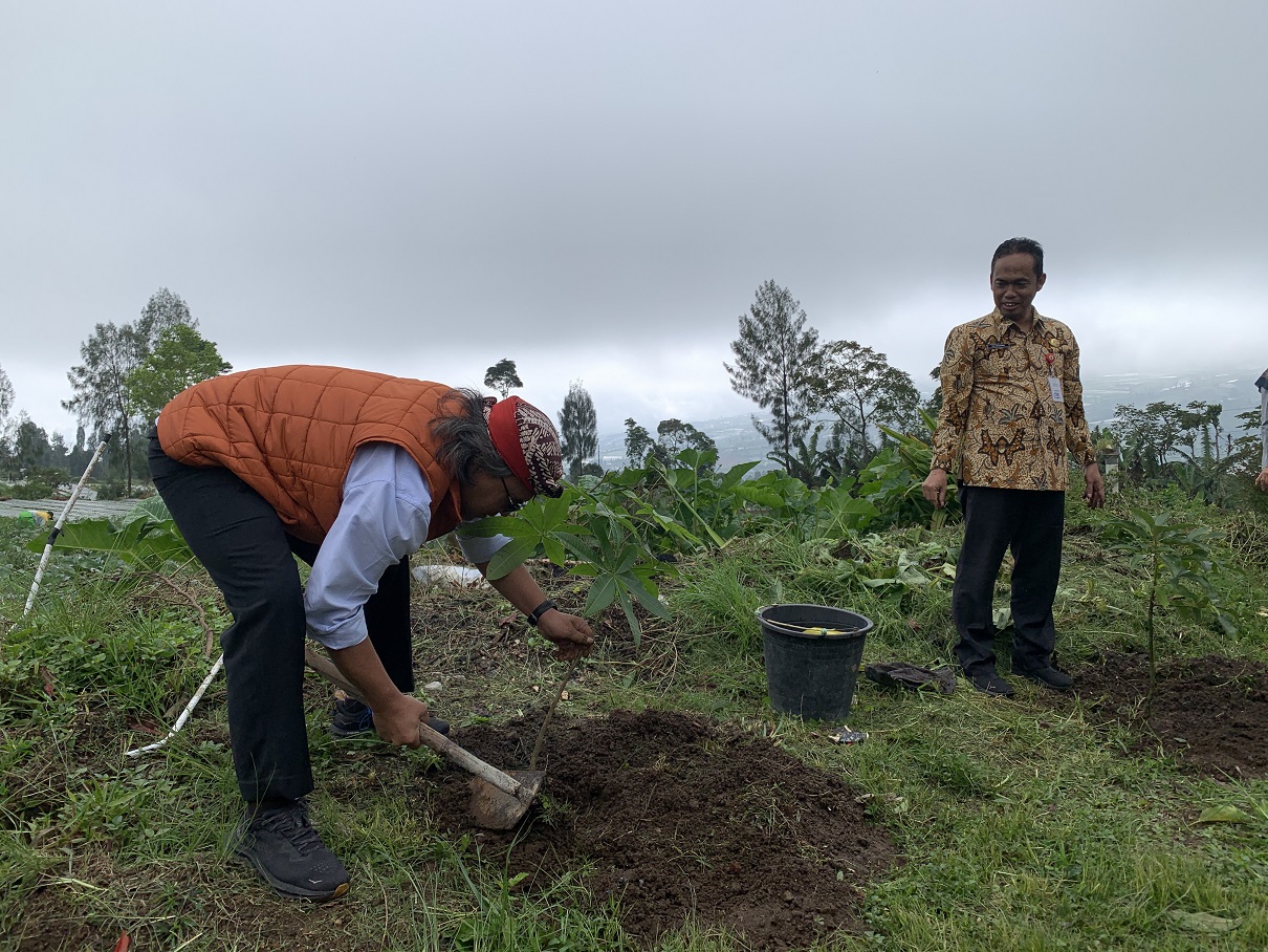 Bupati Temanggung Agus Setyawan menanam pohon sebagai dukungan konservasi lereng gunung dalam rangka Hari Pers Nasional (HPN), Kamis (12/2/2026).