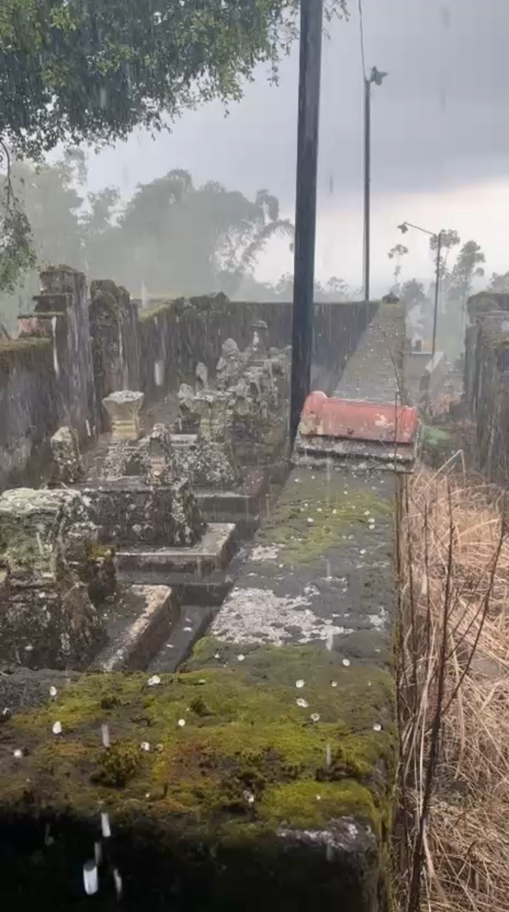 Hujan es yang terjadi di Dusun Babadan 2, Desa Krinjing, Kecamatan Dukun, Kabupaten Magelang, Jumat (13/2/2026).