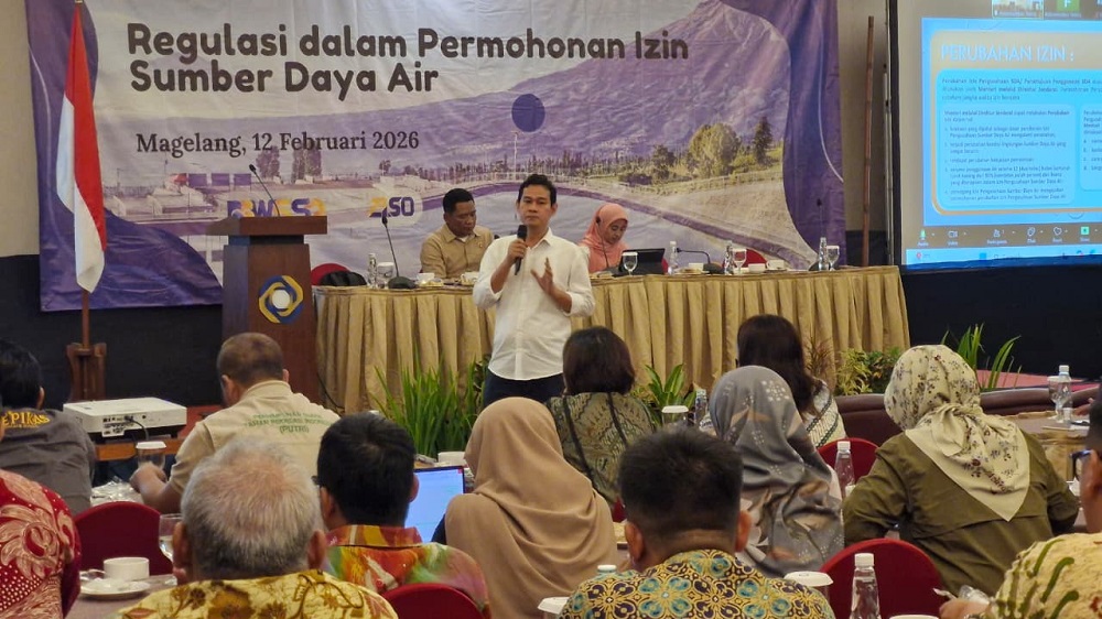 Ketua Tim Pelaksanaan Urusan Perizinan dan Pemantauan III Doni Khaira Arya memaparkan materi tentang Penataan Perizinan dan Persetujuan Bidang Sumber Daya Air