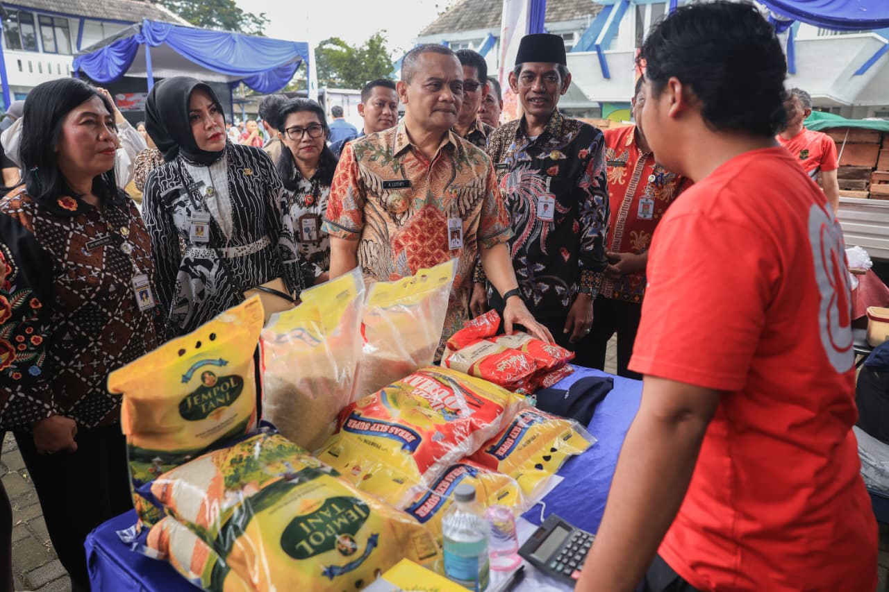 Gubernur Jawa Tengah Ahmad Luthfi menghadiri gerakan pasar murah di halaman kantor TVRI Jawa Tengah di Pucang Gading, Mranggen, Demak, Jumat (13/2/2026).
