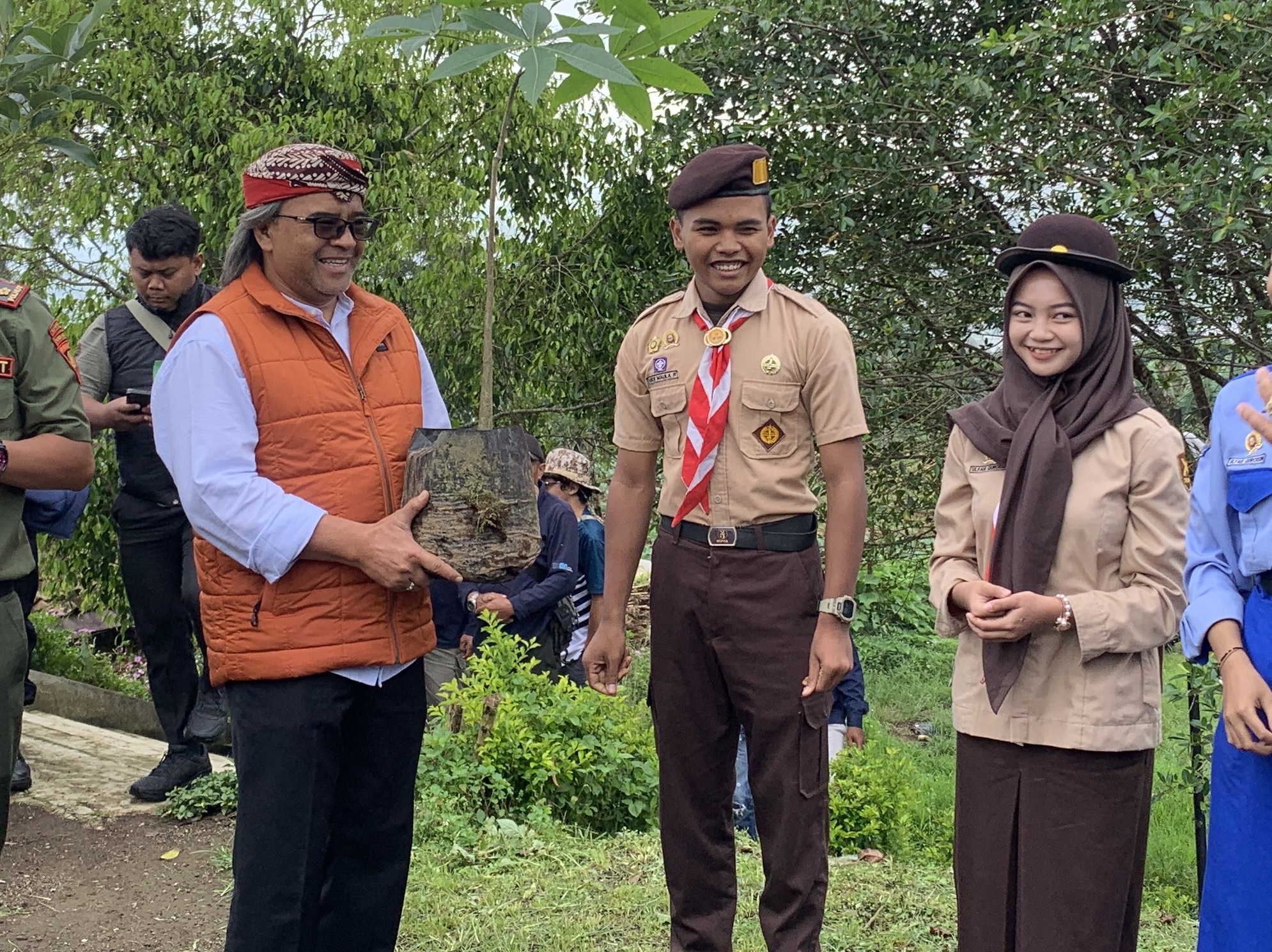 Bupati Temanggung Agus Setyawan menyerahkan bibit pohon pada siswa untuk ditanam.