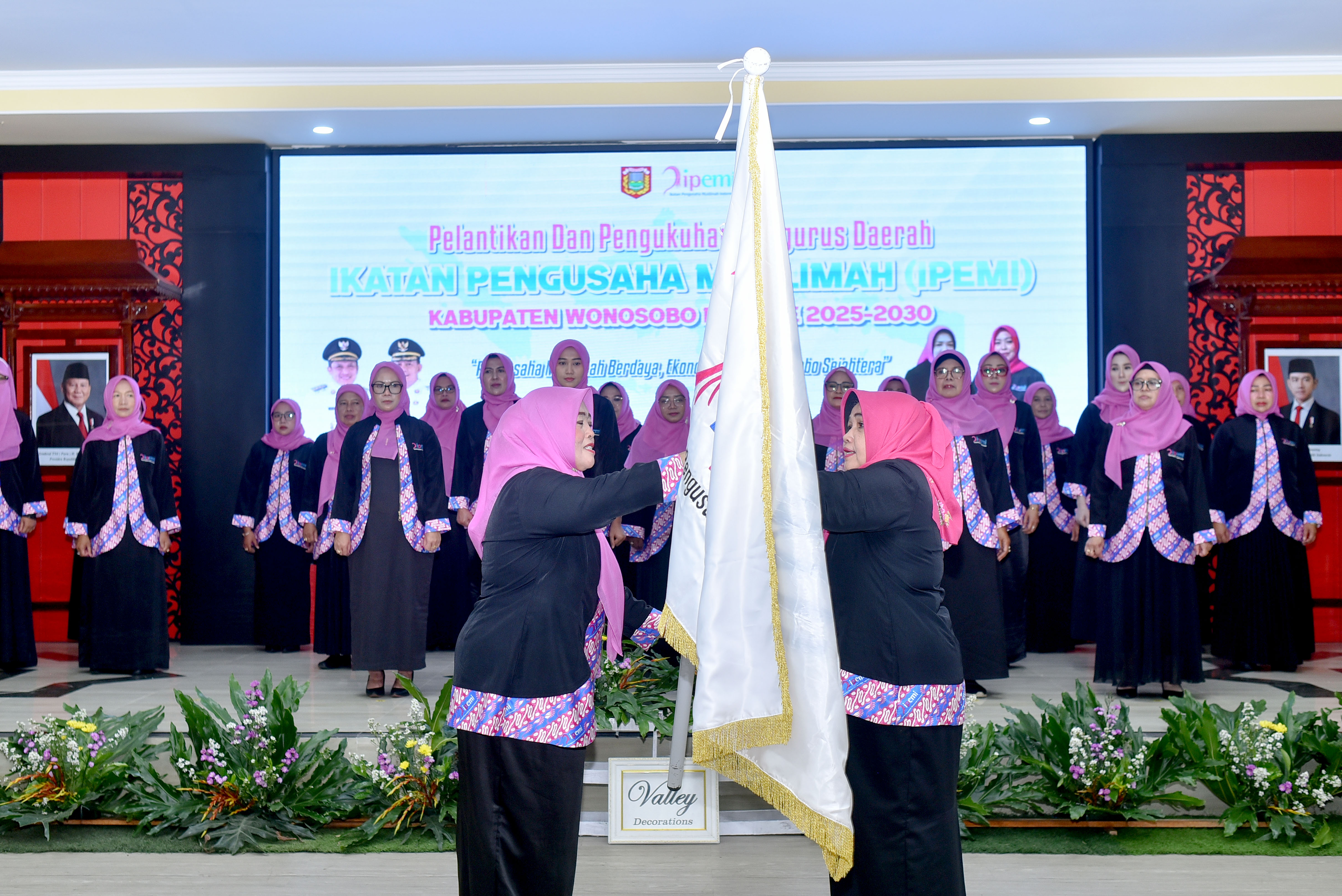 Ketua Ipemi Provinsi Jateng saat menyerahkan panji-panji bendera kepada Ketua Ipemi Kabupaten Wonosobo, Jumat (13/2/2026).