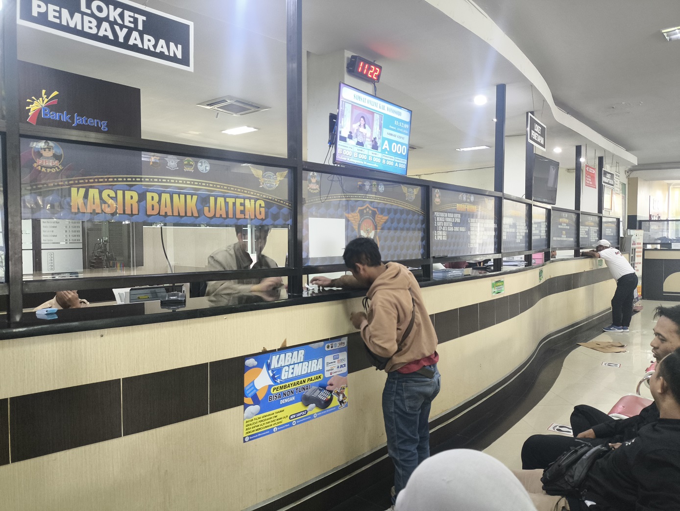 Suasana di kantor Samsat Wonosobo. Adanya seruan stop bayar pajak, berimbas pada pendapatan pajak kendaraan bermotor.