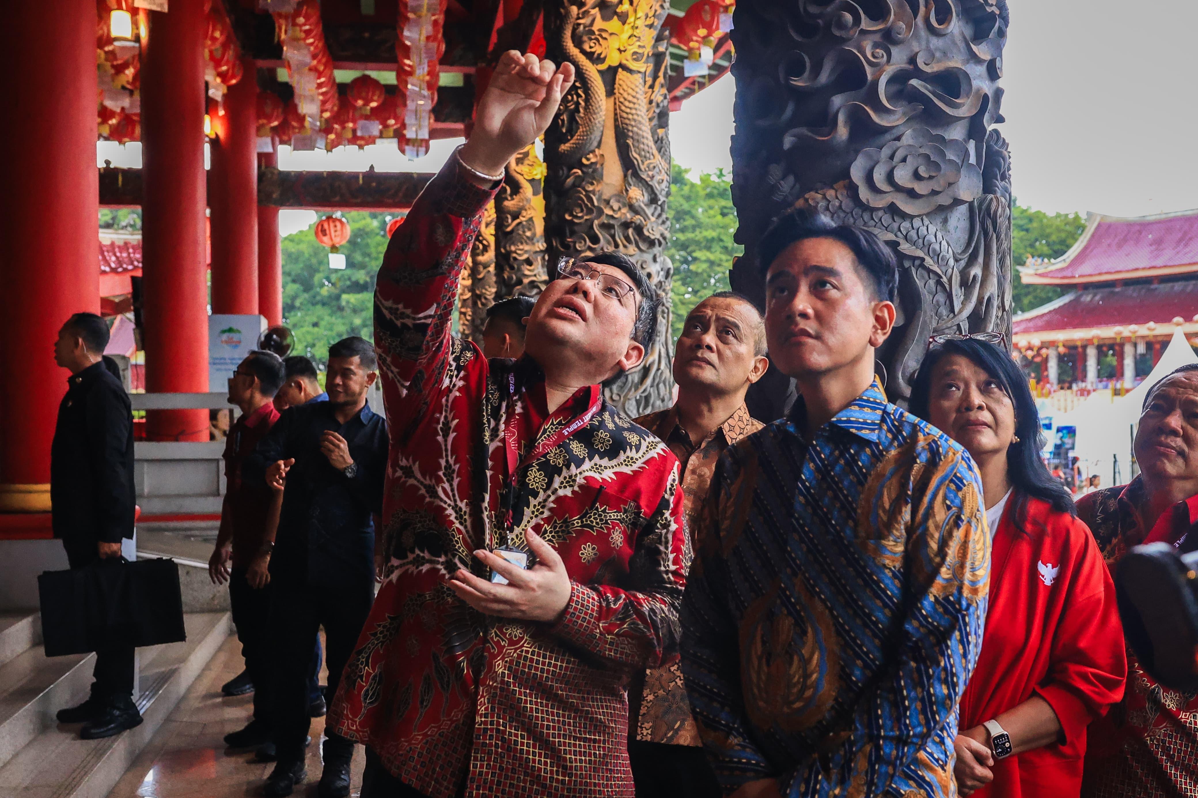 Gubernur Ahmad Luthfi mendampingi Wapres Gibran meninjau kesiapan acara Imlek di Sam Poo Kong, Sabtu (14/2/2026).