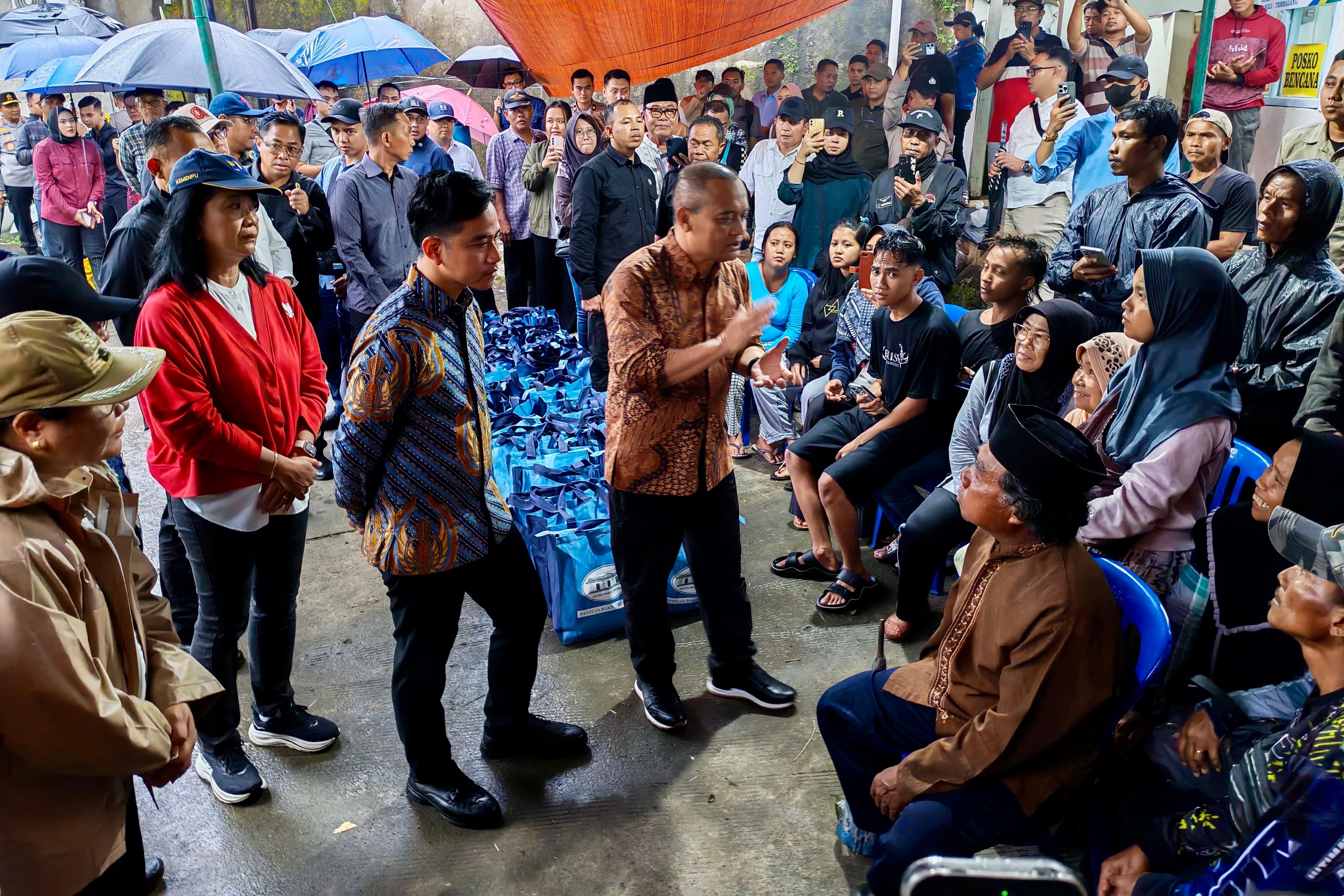 Wapres Gibran Rakabuming Raka bersama Gubernur Jawa Tengah Ahmad Luthfi mengunjungi warga Kampung Sekip, Jangli, Tembalang korban tanah gerak, Sabtu (14/2/2026).