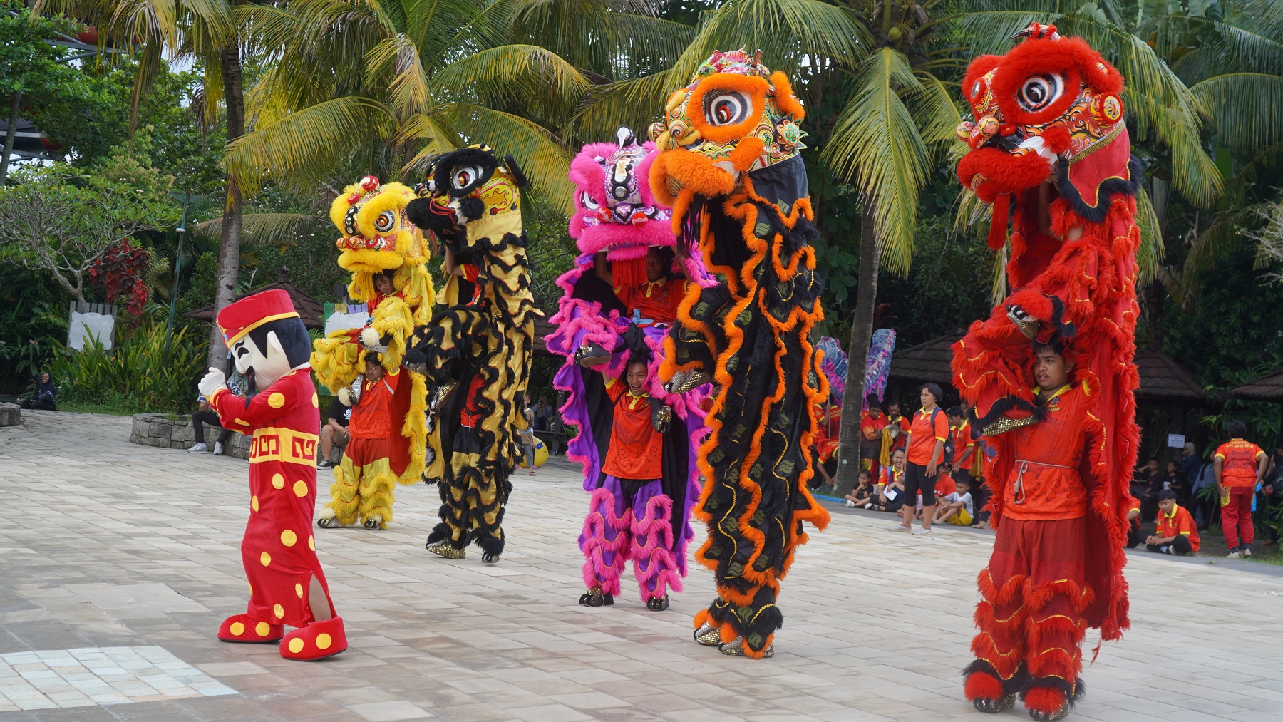 Atraksi barongsai menghibur pengunjung di Waterboom Jogja pada liburan menjelang Imlek 2026.