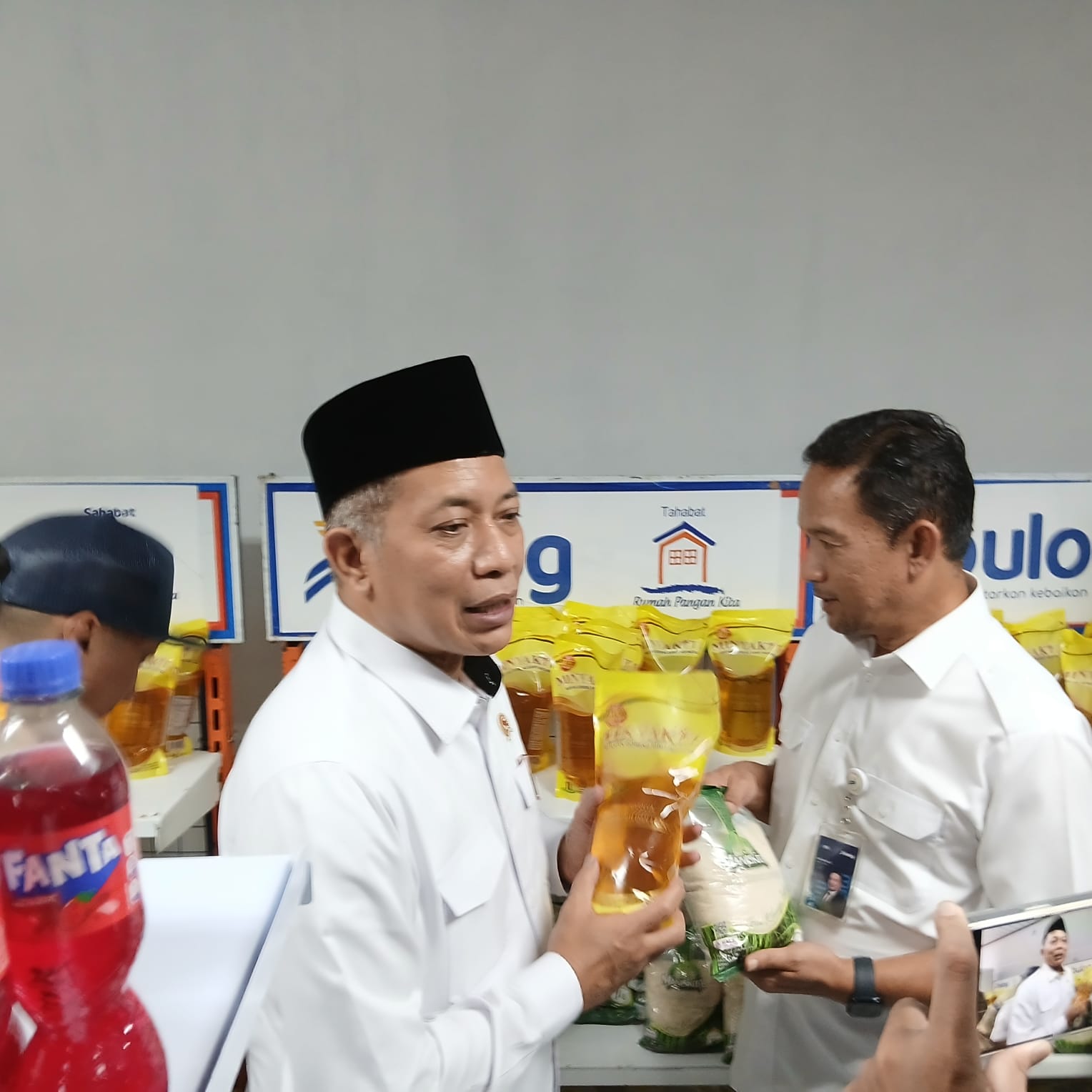 Menteri Koperasi Ferry Juliantono bersama Pemimpin Bulog Kanwil DI Yogyakarta Dedi Apriliyadi  di Purworejo, Sabtu (14/2/2026) dalam acara Kolaborasi KDMP Dukuhrejo dengan Program Keluarga Harapan.