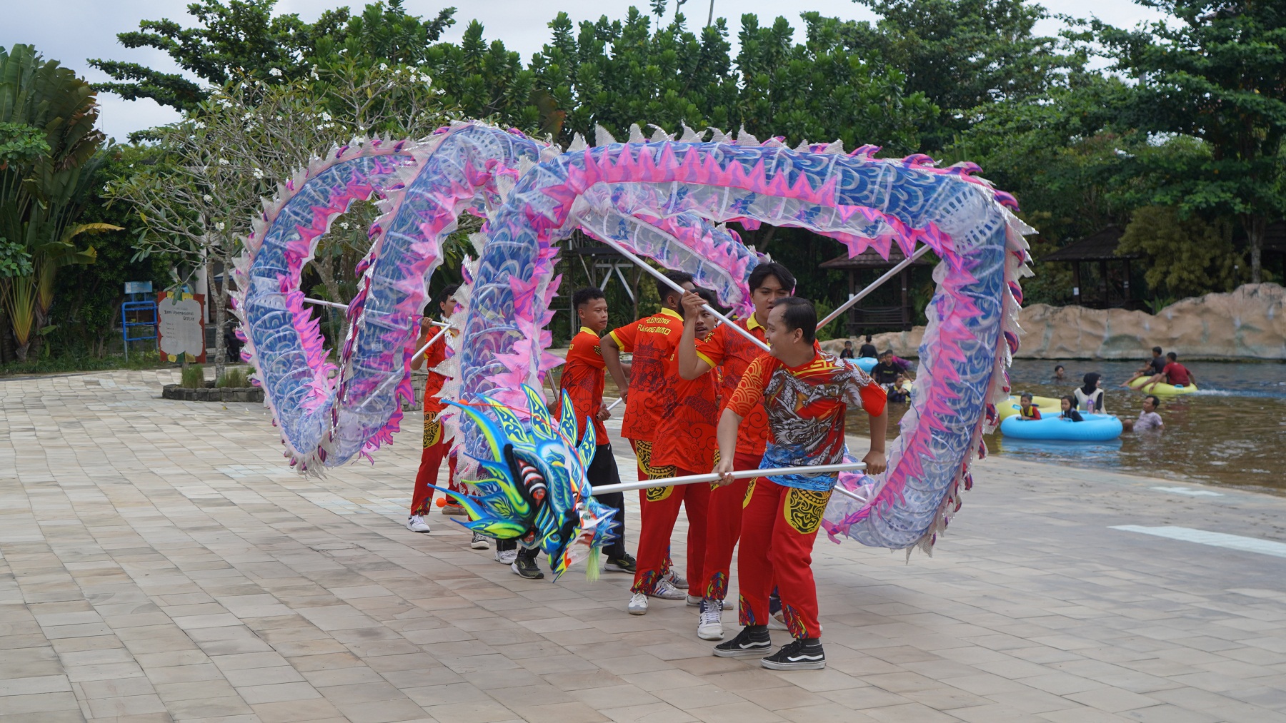 Liong tampil menarik di hadapan pengunjung Waterboom Jogja.