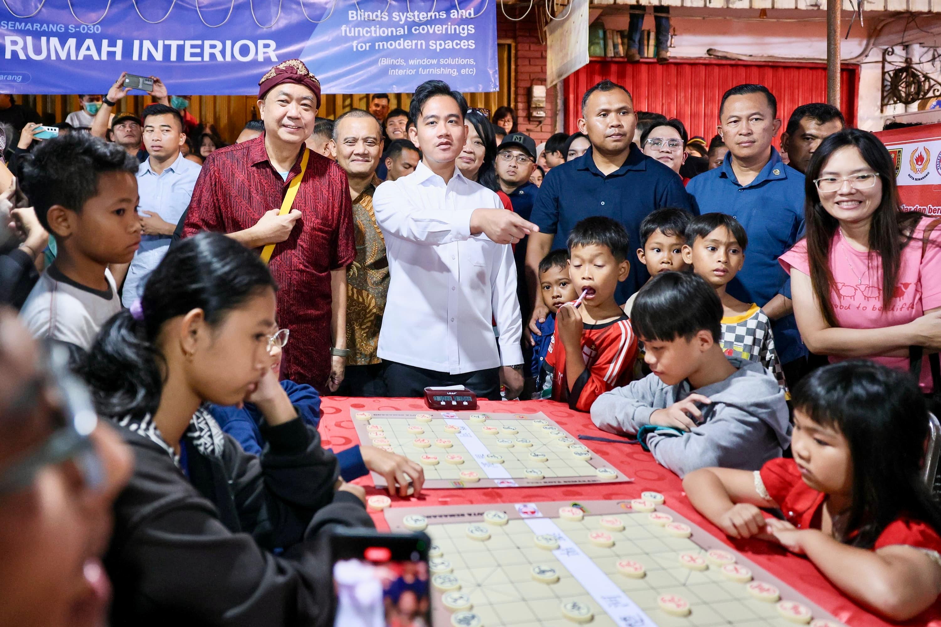 Gubernur Ahmad Luthfi  bersama Wapres Gribran dan Ketua Kopi Semawis Harjanto Halim mengunjungi Pasar Imlek Semawis di Gang Pinggir - Wot Gandul Semarang, Sabtu malam (14/2/2026).