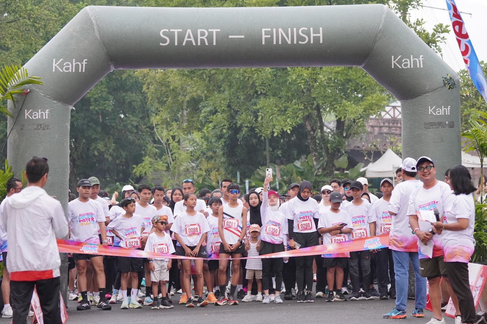 Peserta Color Water Run  yang diadakan Waterboom Jogja berada di garis start siap berlari.