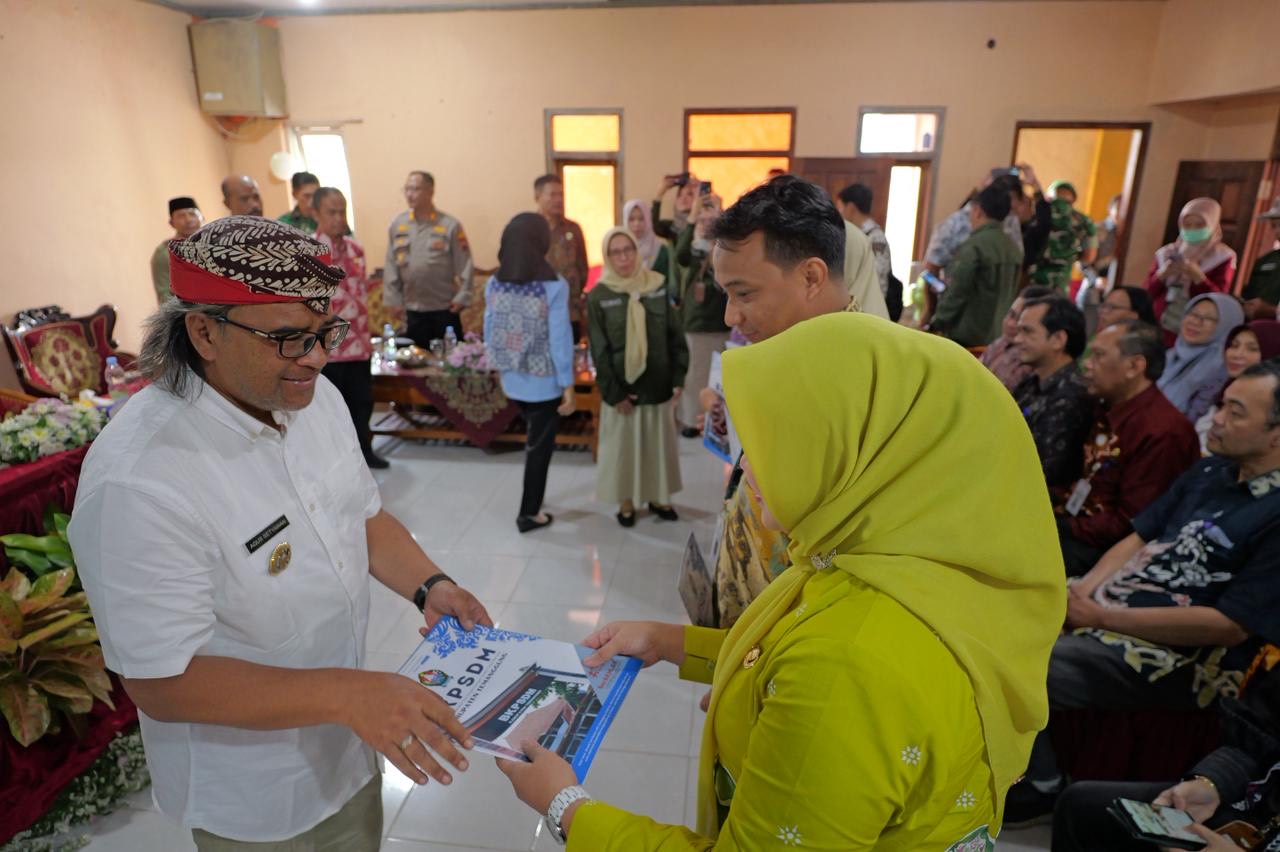 Penyerahan SK penugasan untuk kepala puskesmas yang baru di wilayah Temanggung, Sabtu (14/2/2026).