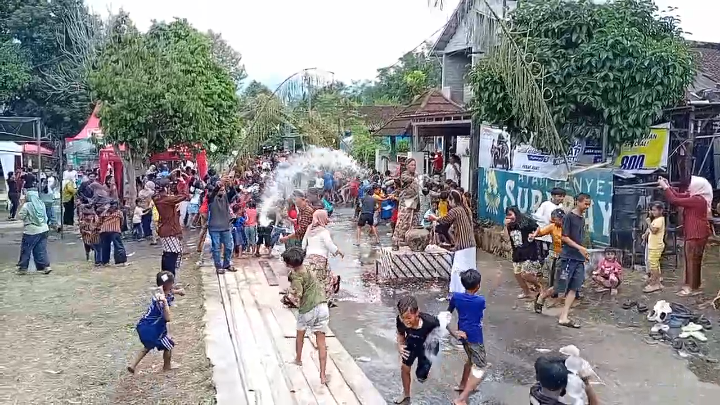 Warga Dusun Dawung Desa Banjarnegoro, Mertoyudan mengadakan tradisi perang atau atau bajong banyu, Minggu (15/2/2026).