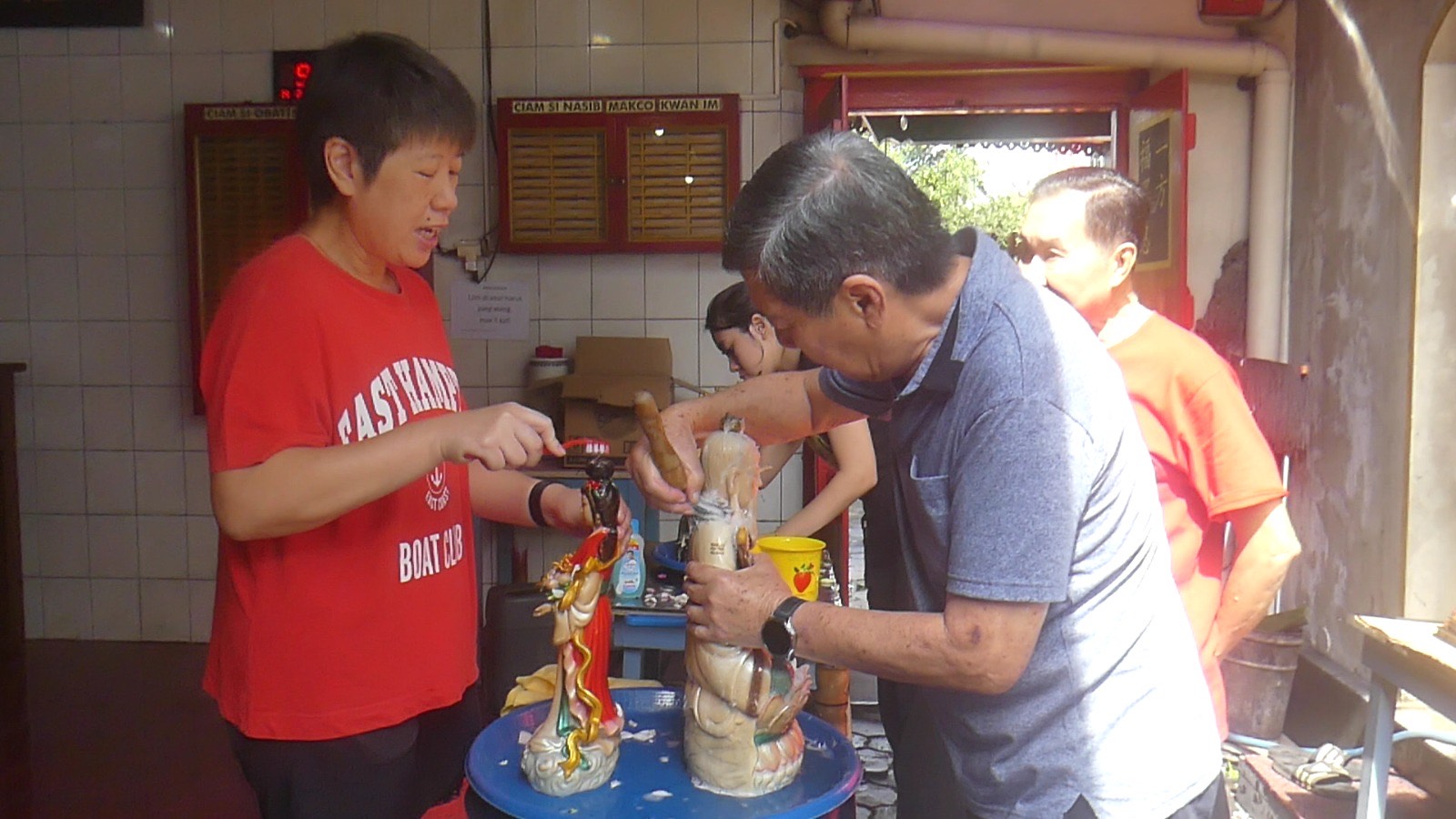Gotong royong membersihkan rupang atau patung dewa di Kelenteng Tri Dharma Cahaya Sakti, Temanggung, Sabtu (14/2/2026).