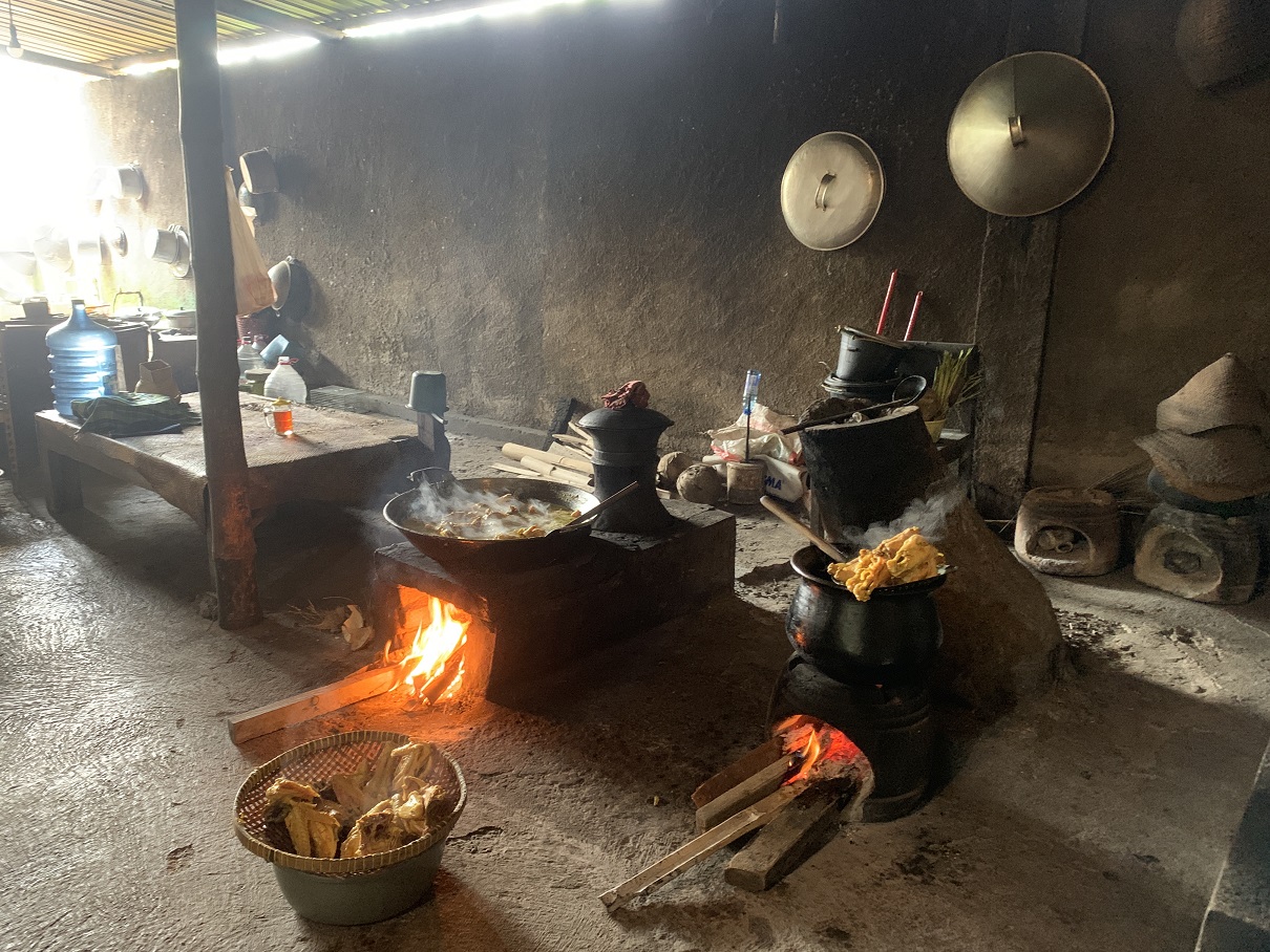 Menu dimasak di pawon menggunakan kayu bakar untuk menciptakan rasa khas.