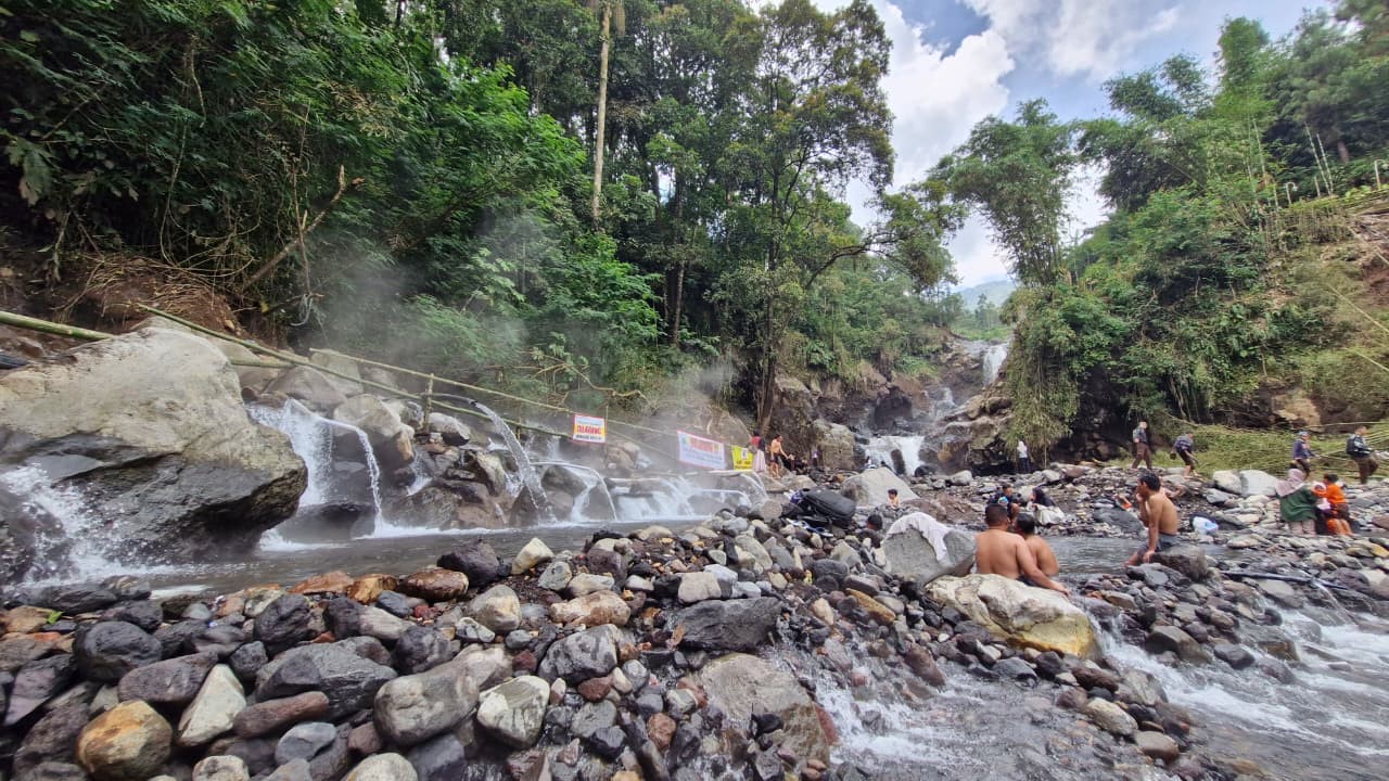 Pancuran 13 di Guci, Kabupaten Tegal, menghadirkan nuansa alamai, usai diterpa banjir bandang Januari lalu.