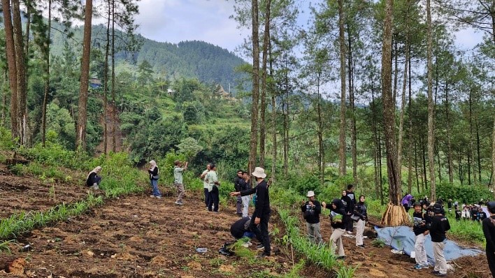 : Insan pers yang tergabung dalam PWI se-Jawa Tengah menanam pohon di kaki Gunung Slamet.