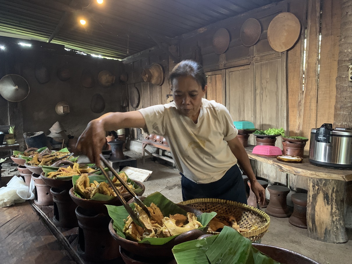 Juru masak tengah menyiapkan menu masakan yang jadi favorit pelanggan.