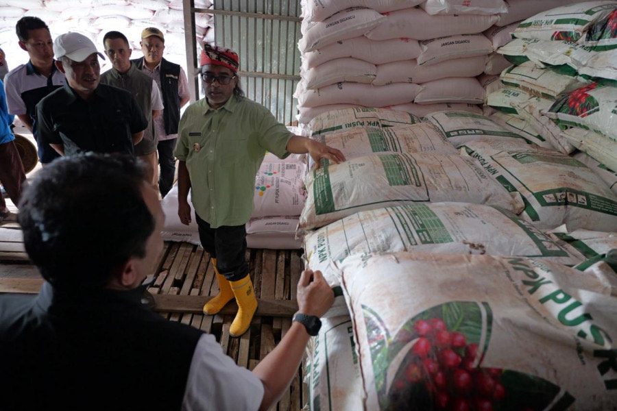 Bupati Temanggung Agus Setyawan meninjau gudang untuk memastikan ketersediaan pupuk untuk para petani di Temanggung.