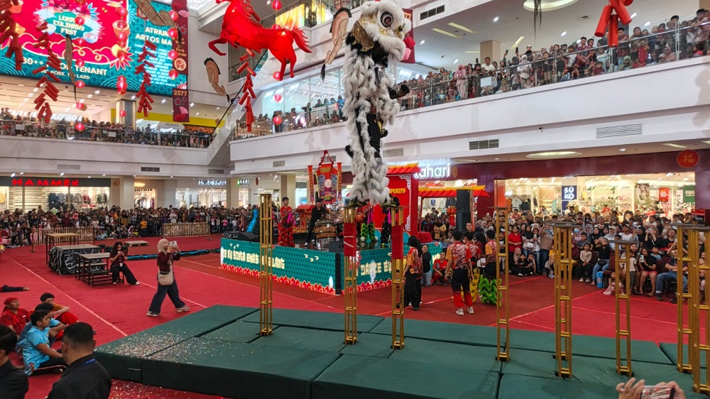 Pentas akrobatik barongsai dan liong di Artos Mall dipadati penonton dari Magelang dan sekitarnya, Selasa (17/2/2026).