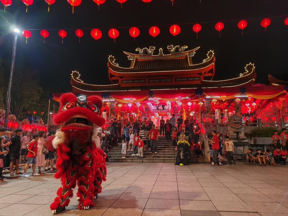 Penampilan barongsai dan liong menghibur masyarakat saat malam pergantian Tahun Baru Imlek 2577 di&nbsp;Tempat Ibadah Tri Dharma (TITD) Liong Hok Bio Kota Magelang.