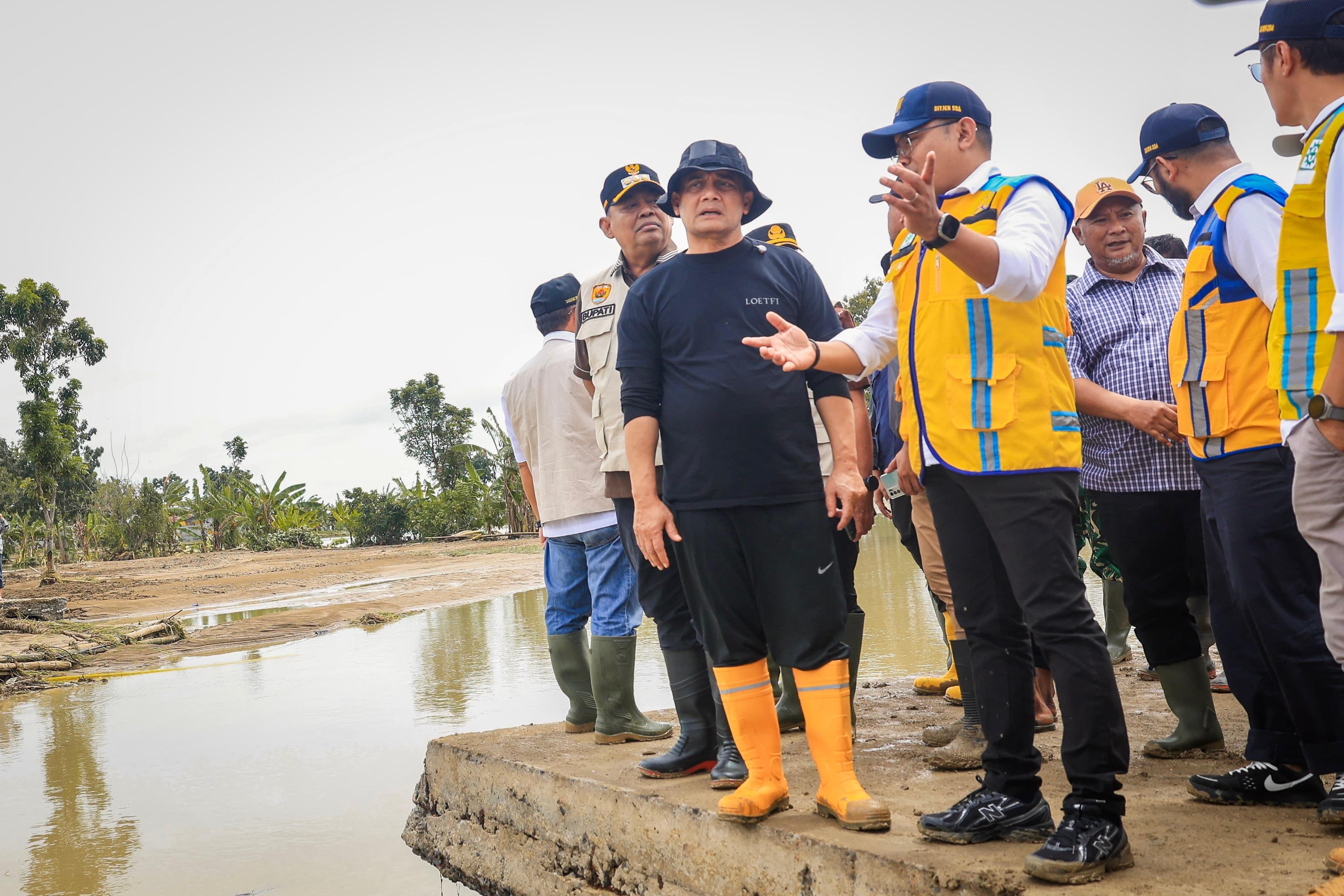Gubernur Ahmad Luthfi meninjau tanggul Sungai Tuntang yang jebol, Selasa (17/2/2026).
