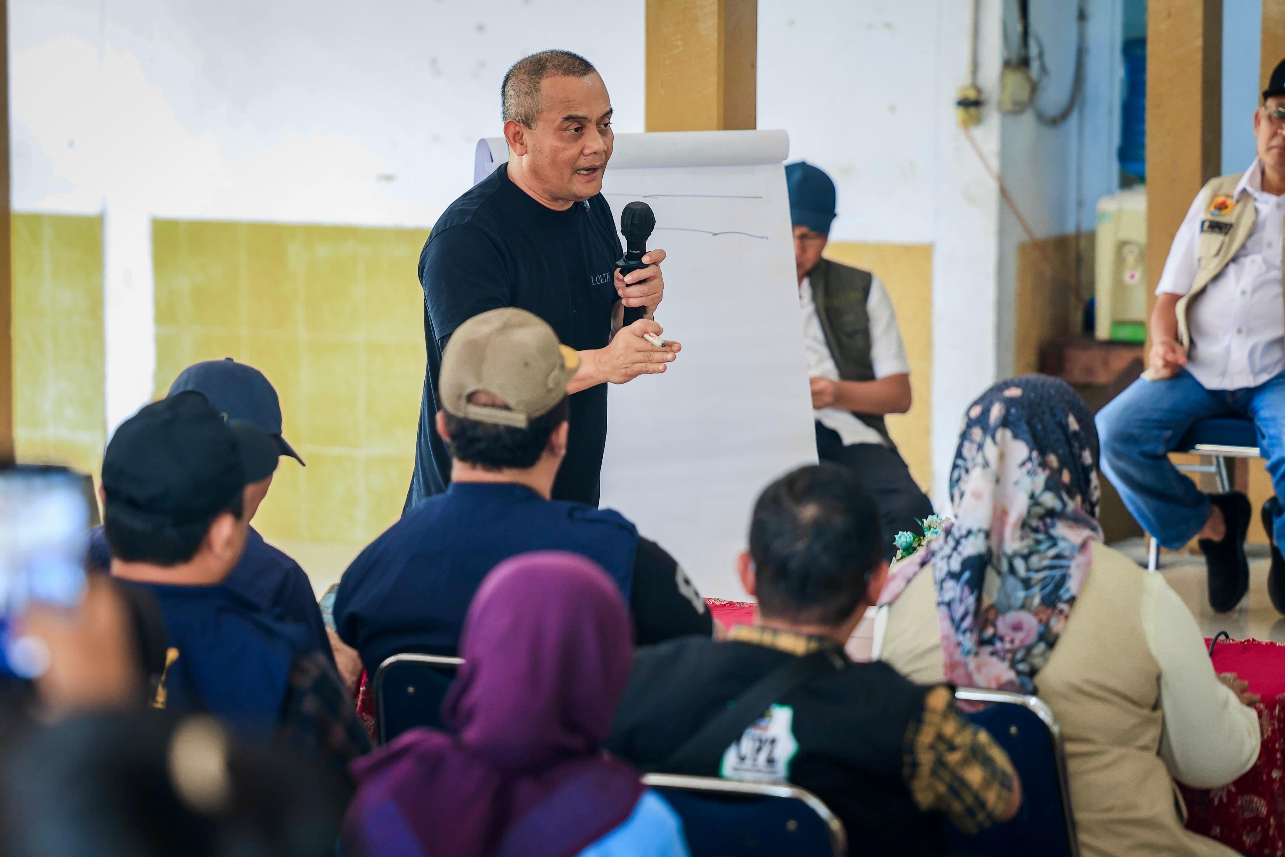 Gubernur Ahmad Luthfi memimpin rapat di Kantor Kecamatan Gubug, Grobogan  Selasa (17/2/2026) mengenai penanganan banjir akibat jebolnya tanggul Sungai Tuntang.