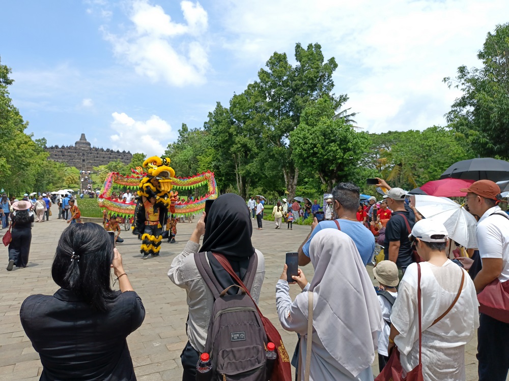 Wisatawan tampak antusias mengabadikan momen pertunjukan barongsai dan liong di Taman Wisata Borobudur, Kabupaten Magelang, Selasa (17/2/2026).