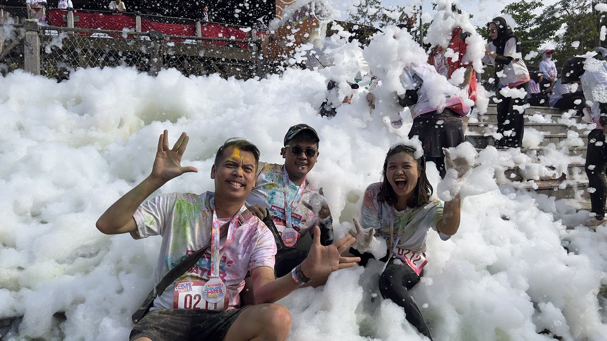 Keseruan peserta mengikuti Water Color Run yang diadakan Waterboom Jogja, Minggu (15/2/2026).