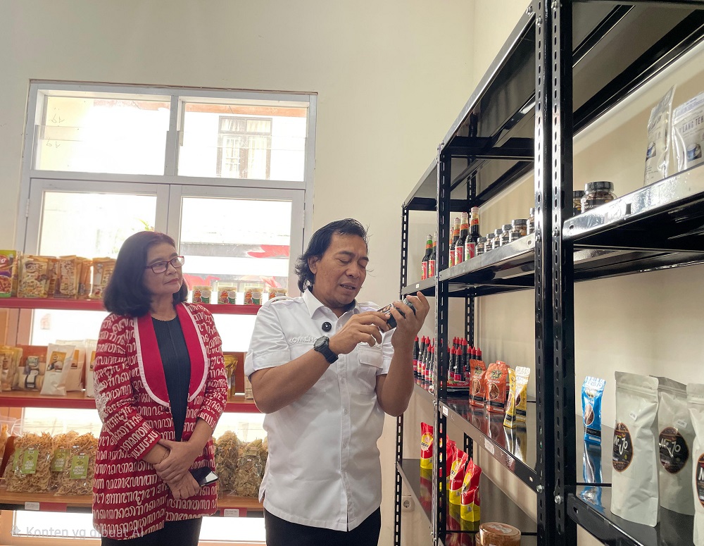 Anggota DPD RI Alfiansyah Bustami alias Komeng mengunjungi IKM Center di Kota Magelang.