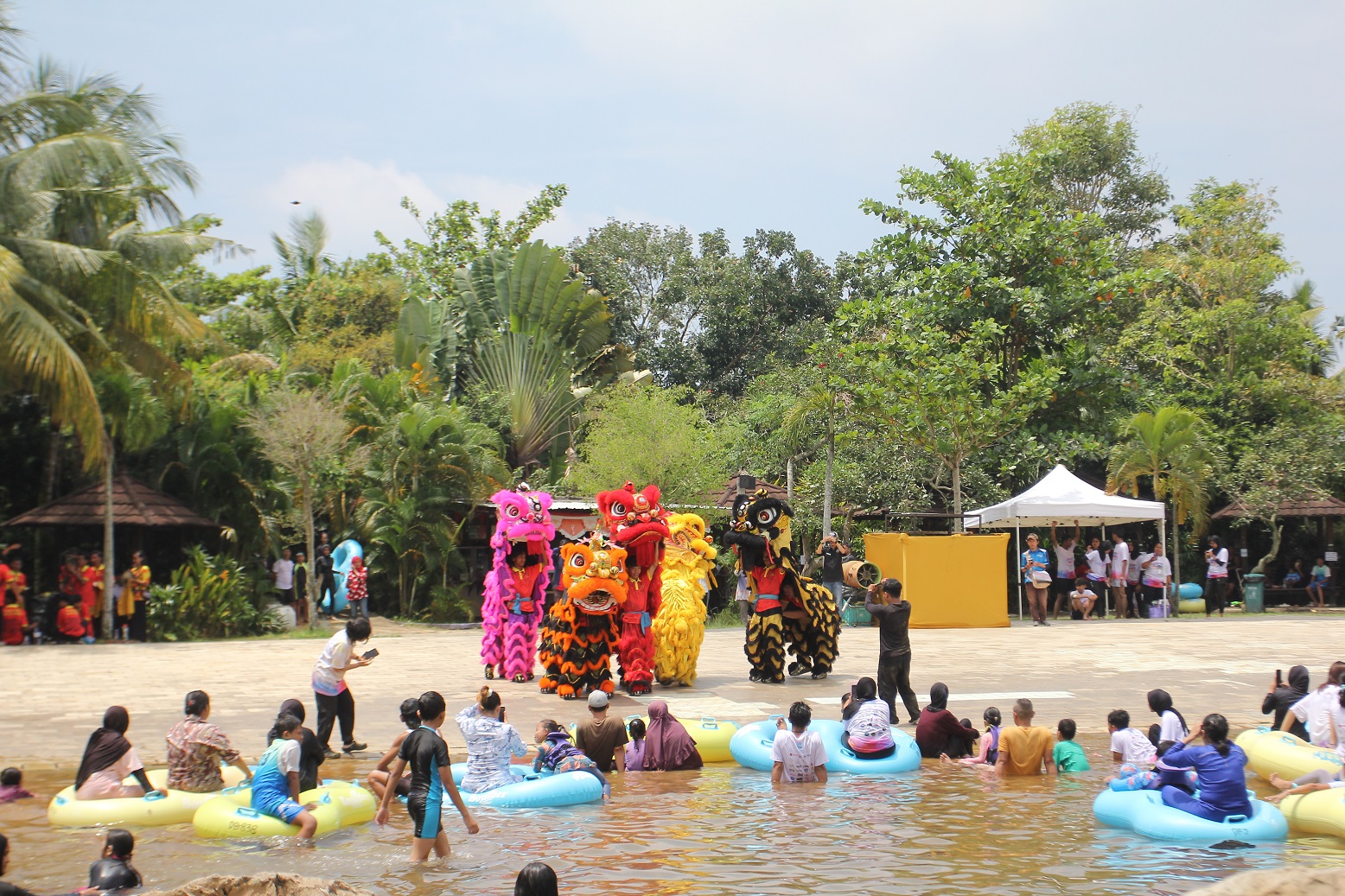 Pengunjung padusan dihibur oleh barongsai.
