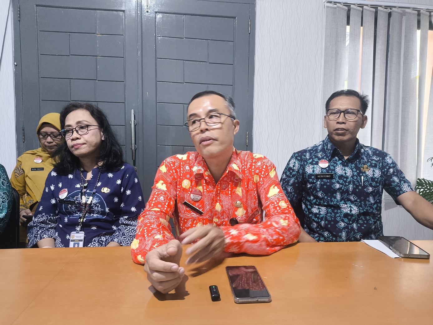 Kepala Dinas Kesehatan Kabupaten Wonosobo Jaelan bersama jajaran menjelaskan tentang reaktivasi JKN.