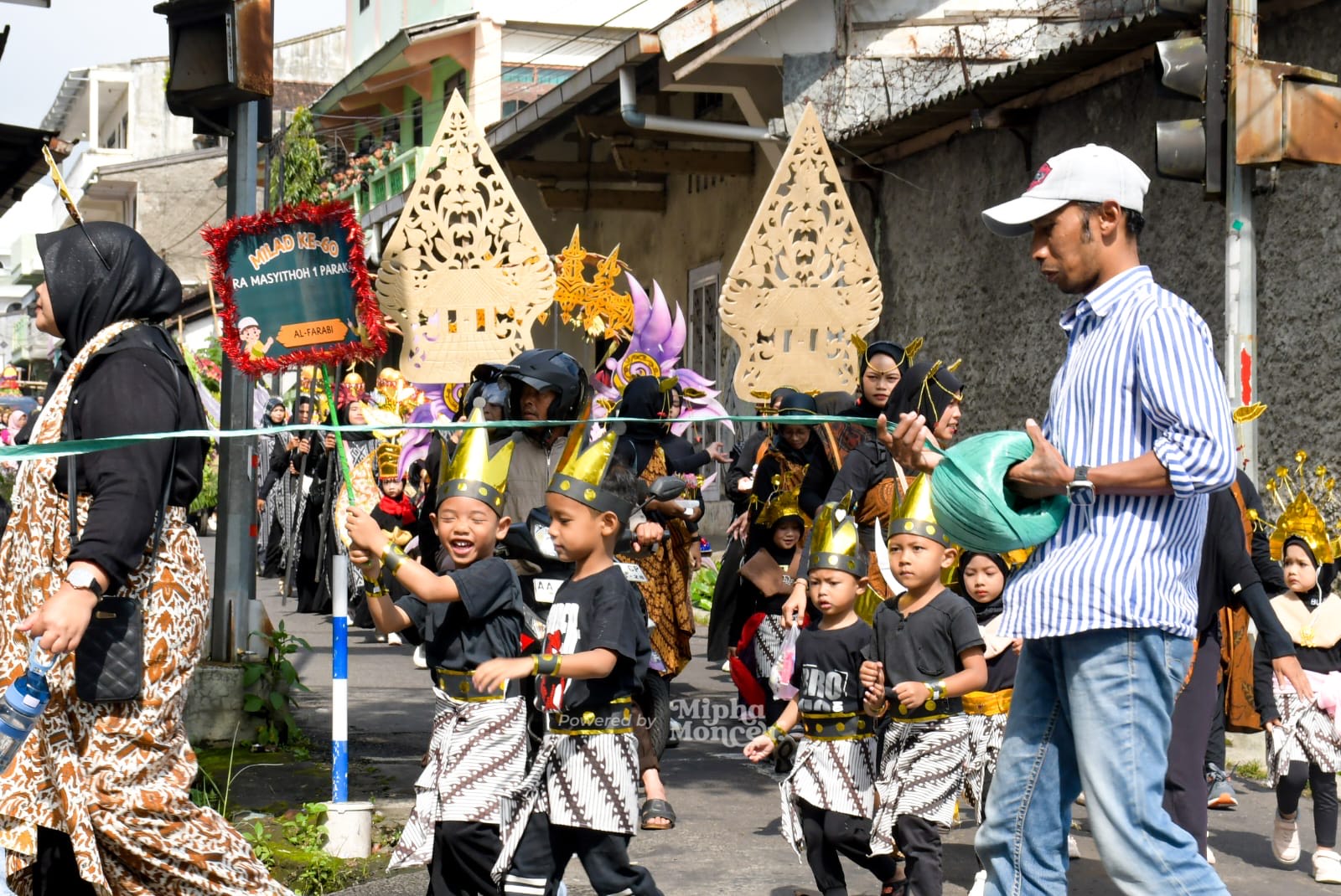 Kirab gunungan menyambut bulan Ramadan dilakukan anak-anak RA Masyitoh Parakan.