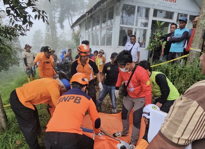 Proses evakuasi korban yang ditekukan di kawasan hutan Sidempul, Bansari, Rabu (18/2/2026).
