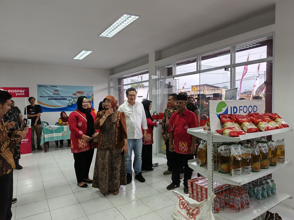 Bupati Magelang Grengseng Pamuji saat mengunjungi Koperasi Desa Merah Putih di Desa Pancuranmas, Kecamatan Secang, Kabupaten Magelang.